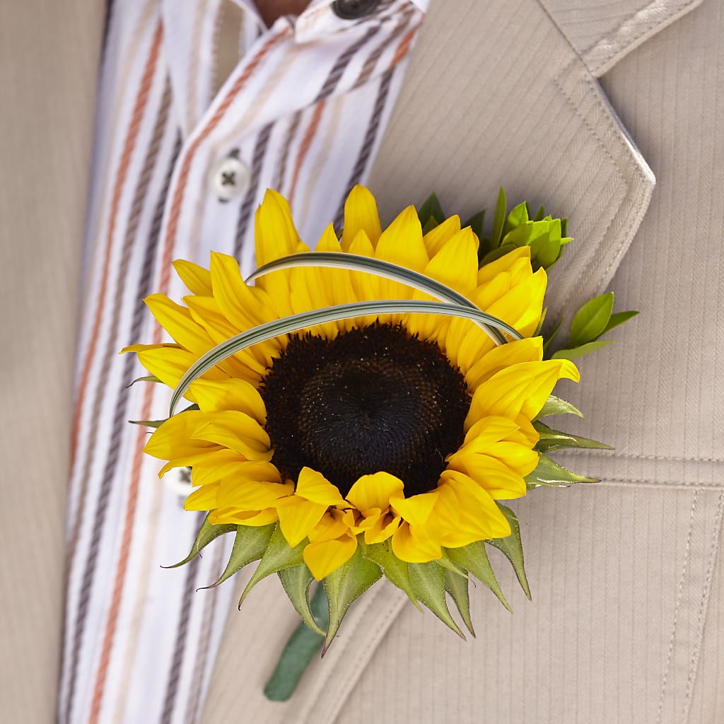 Free Spirit Boutonniere –  Diana Flowers, Passaic NJ